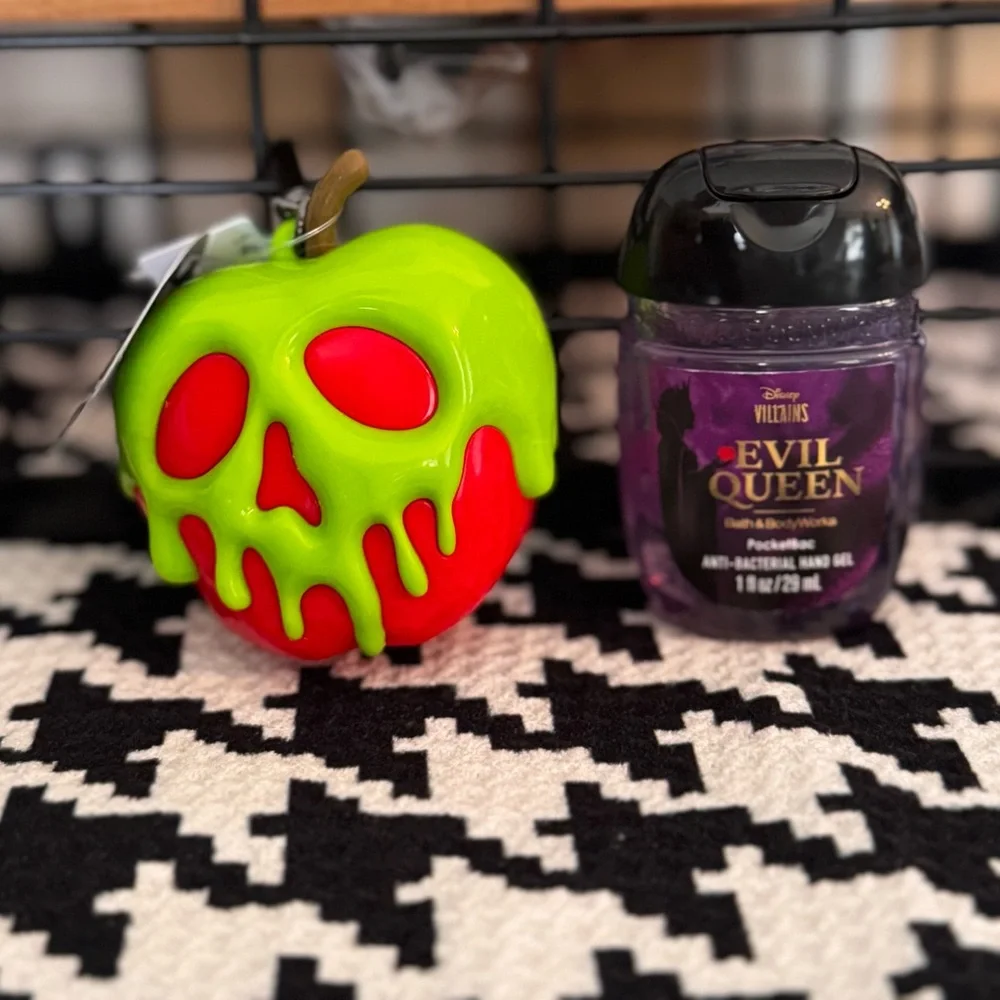NWT B&BW Evil Queen Disney Villain Poison Apple Pocketbac Keychain & REFILL - Picture 1 of 9